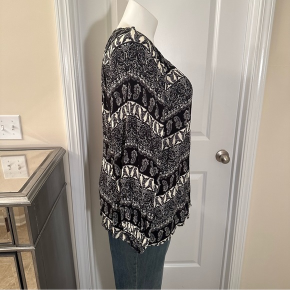 Chic Soul long sleeve top. Size 1X long sleeve top. Black and white top. - Picture 2 of 8